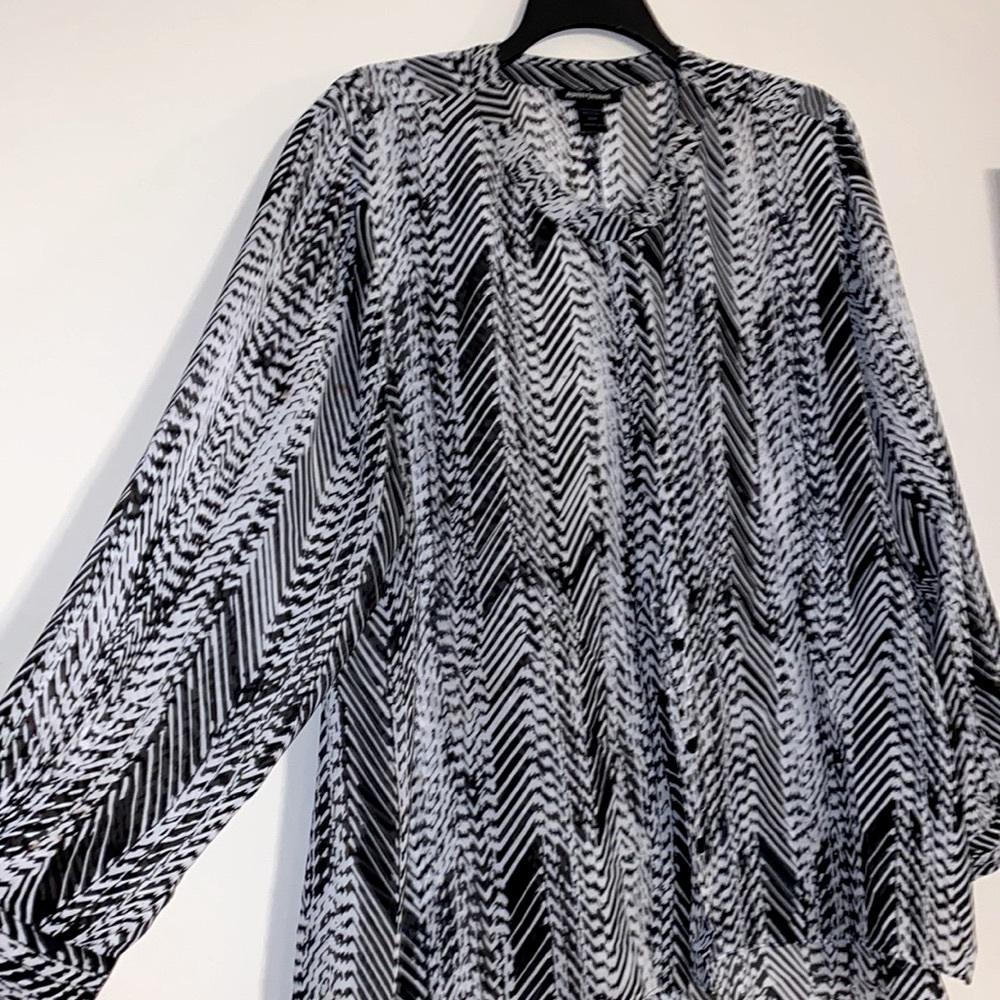 🌼BNDL3for$20🌼 Ashley Stewart black& white print blouse,button front Size 22/24